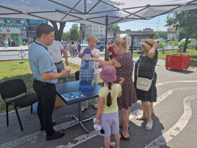 Установка мобильных пунктов выдачи питьевой воды и оказания первой помощи