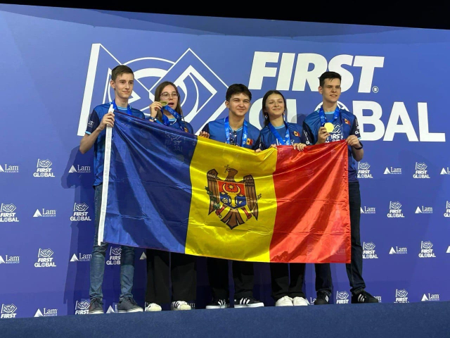 Municipalitatea felicită elevii din capitală care au cucerit medalia de aur la Olimpiada internațională de robotică