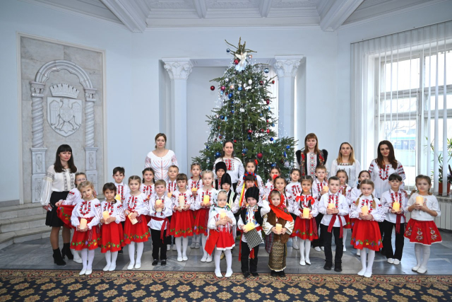 The Chisinau City Hall received its first carolers of the year.