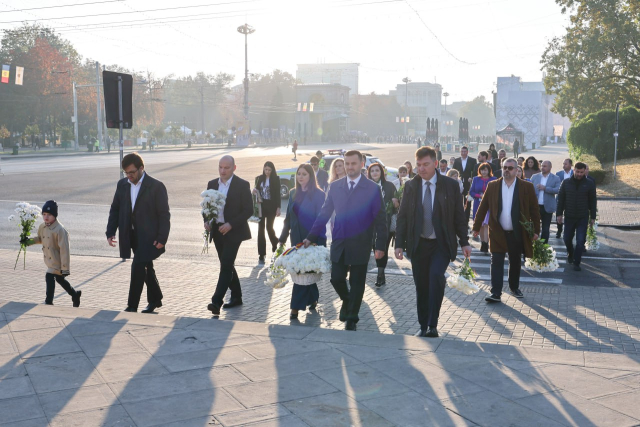 Conducerea Primăriei Chișinău și responsabilii din cadrul subdiviziunilor structurale au depus flori la Monumentul Domnitorului Ștefan cel Mare și Sfânt, de Hramul Orașului Chișinău