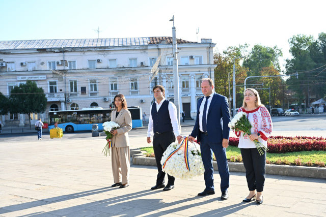 De Ziua Independenței Republicii Moldova, conducerea Primăriei Chișinău a depus flori la monumentul „Maica Îndurerată” de la Complexul Memorial „Eternitate” și la monumentul domnitorului Ștefan cel Mare și Sfânt