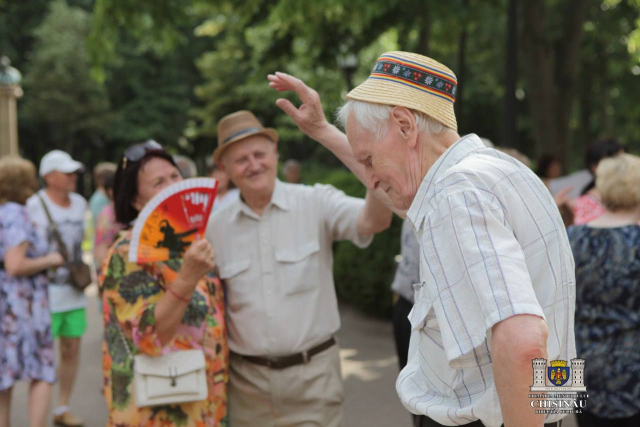 Spectacol muzical în aer liber, în Grădina Publică „Ștefan cel Mare și Sfânt”, pe 17 și 18 iunie, a. c., în cadrul Proiectului socio-cultural de weekend „Dialog între generații”