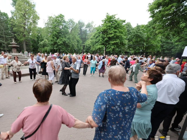 Spectacol muzical în aer liber, în Grădina Publică „Ștefan cel Mare și Sfânt”, pe 27 și 28 mai, a. c., în cadrul Proiectului socio-cultural de weekend „Dialog între generații”