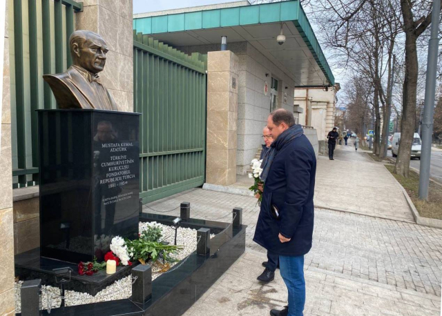 Генеральный примар Ион Чебан возложил цветы к посольству Турции в Кишиневе в знак солидарности с турецким народом