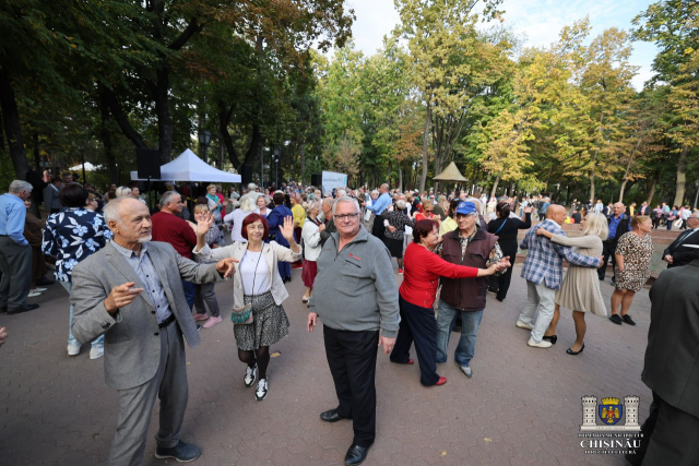 Seniorii din capitală sunt invitați din nou la dans în Parcul Central, în cadrul Proiectului „Dialog între generații” 