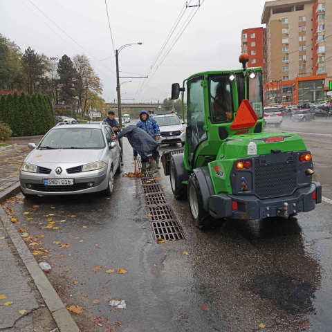 Serviciile municipale specializate se află în teren pentru înlăturarea situațiilor problematice în urma averselor