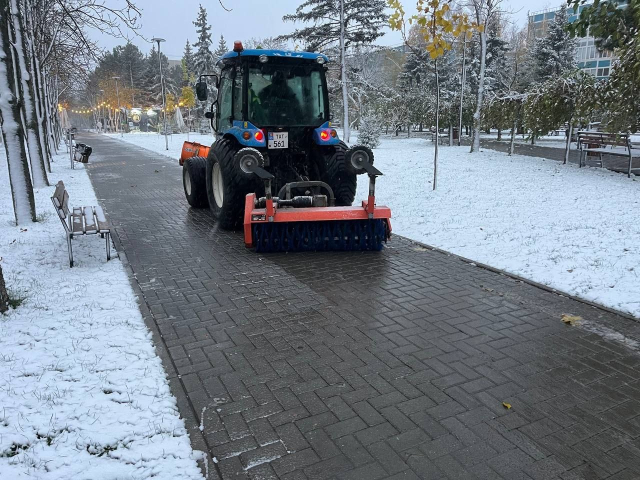 Serviciile municipale sunt antrenate la deszăpezirea orașului 