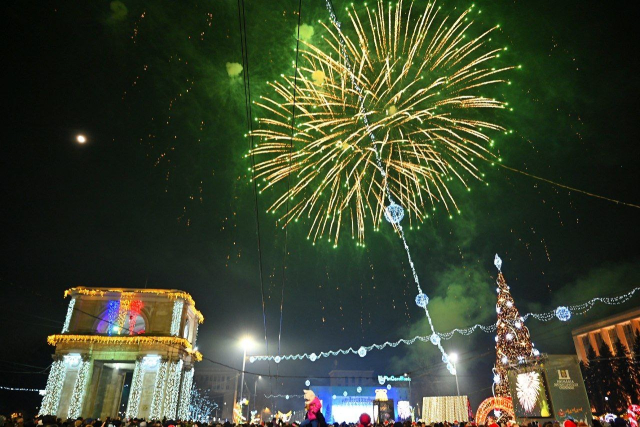 Thousands of people welcomed New Year's Eve in the Great National Assembly Square