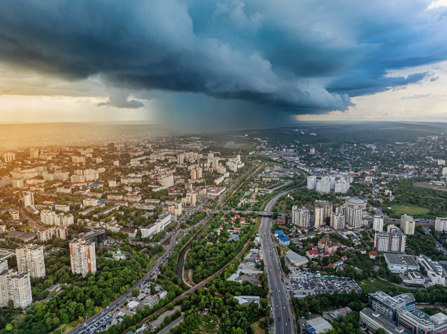 Serviciile municipale de profil sunt în teren pentru înlăturarea consecințelor ploii torențiale