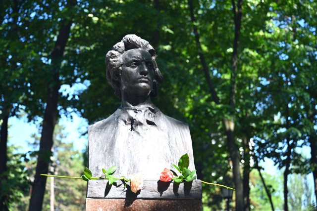 The Administration of Chisinau City Hall commemorated Mihai Eminescu on the 135th anniversary of his passing.