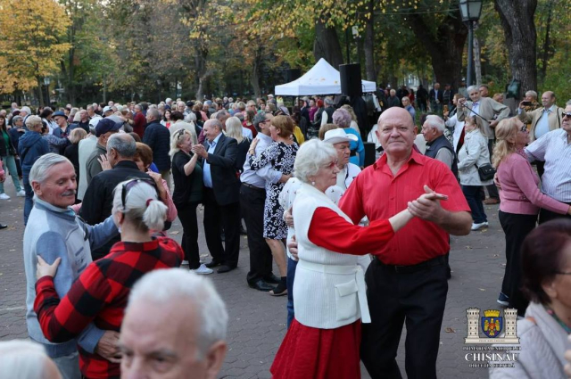 Seniorii din capitală sunt invitați tradițional la dans, în Parcul Central, pe 4 și pe 5 noiembrie, în cadrul Proiectului „Dialog între generații” 