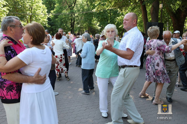 Spectacol muzical în aer liber pentru seniori, în cadrul Proiectului socio-cultural de weekend „Dialog între generații”