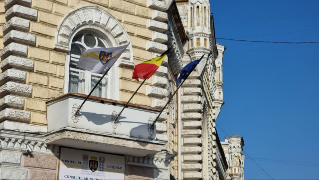 Drapelele de pe clădirea Primăriei Chișinău au fost arborate în bernă, în zi de doliu național în memoria scriitorului Ion Druță