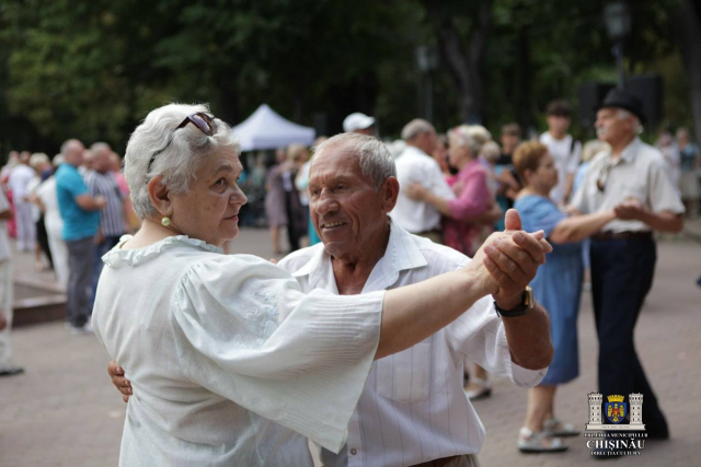 Seniorii din capitală, invitați la tradiționalele spectacole muzicale în aer liber