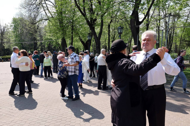 Spectacol muzical în aer liber, în Grădina Publică „Ștefan cel Mare și Sfânt”, în cadrul Proiectului socio-cultural de weekend „Dialog între generații” 