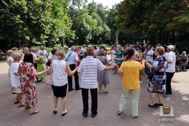 Музыкальные представления в парке для пожилых людей, в выходные дни, 31 августа - 01 сентября 2024 г.