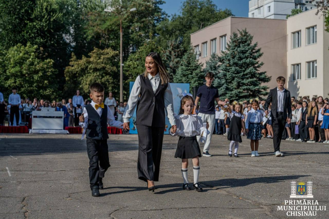 Генеральный примар принял участие в торжественной линейке в Теоретическом лицее «Георге Менюк»