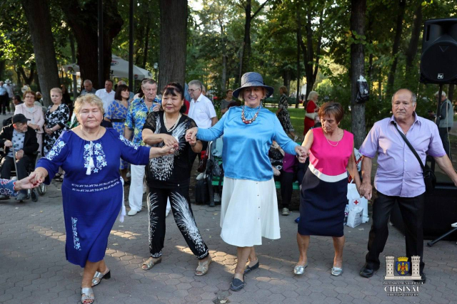 Seniorii din capitală, invitați în parc la tradiționalele spectacole muzicale de weekend