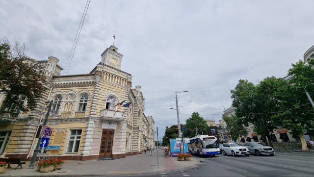 Drapelele de pe clădirea Primăriei Municipiului Chișinău au fost arborate în bernă, în memoria scriitorului Spiridon Vangheli, Cetățean de Onoare al municipiului Chișinău