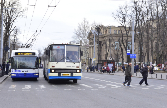 Tot efectivul de troleibuze și autobuze la linie, pentru a evita aglomeratia și respectiv, pericolele de îmbolnăviri cu COVID-19 