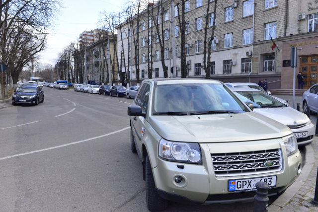 Restricții pentru parcarea automobilelor pe străzile din zona centrală a capitalei 