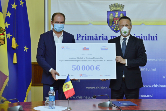 Ambasada Slovaciei la Chișinău a donat municipalității 50 de mii de Euro pentru lupta cu COVID-19