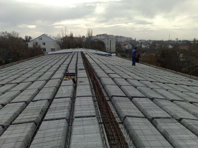 Finalizarea lucrărilor de turnare a acoperișului la mansarda blocului de locuit din str. Independenţei 10/2 