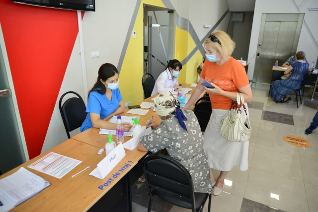 
550 человек были вакцинированы в первый день марафона иммунизации против COVID-19 для дидактических кадров