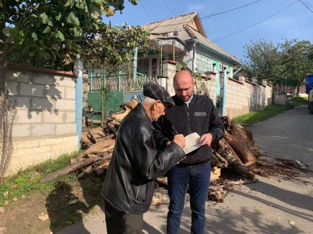 Distribution of firewood to low-income families from the municipality