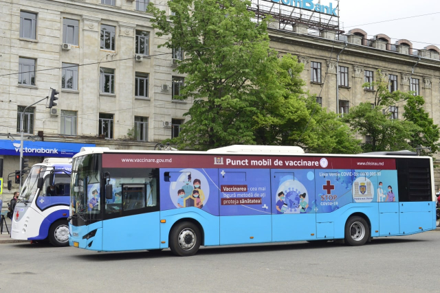 Puncte mobile (un troleibuz și un autobuz), pentru vaccinarea antiCOVID-19 a populației municipiului Chișinău, vor staționa vineri la Botanica și în orașul Codru