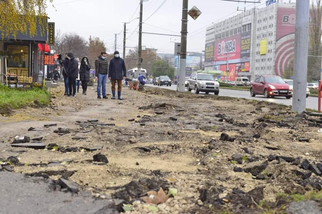 Ion Ceban a inspectat lucrările de reabilitare a trotuarului din Calea Ieșilor spre intrarea în parcul „Alunelul” și a subteranei din preajmă