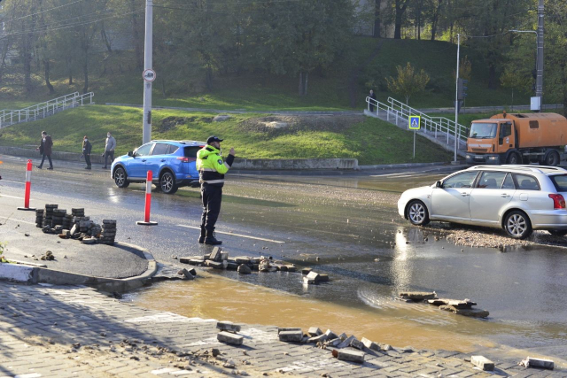 Serviciile municipale intervin la remedierea situației în legătură cu defecțiunea unei rețele de apeduct magistrale