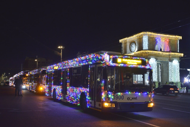 Troleibuze decorate cu luminițe, în spiritul sărbătorilor de iarnă, vor circula pe rutele din capitală 