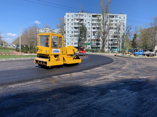 Asfaltarea carosabilului în perimetrul rondului din Piața Unirii Principatelor