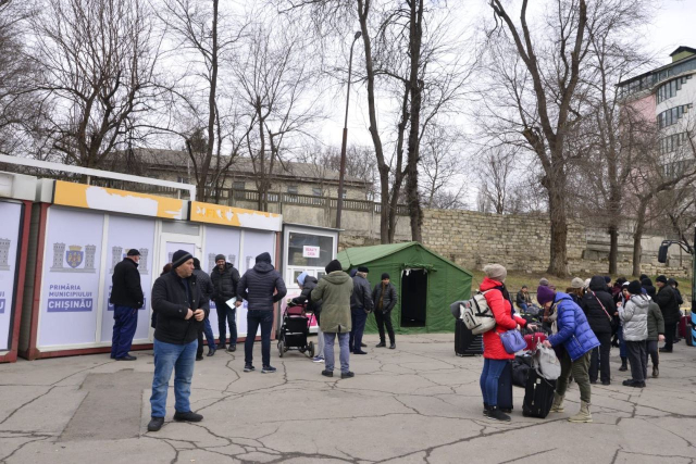 
Около 13 тысяч человек прошли за последние дни через Центр распределения беженцев в МВЦ „Moldexpo"