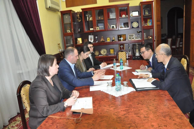 The meeting of the General Mayor of the capital, Ion Ceban, with the Ambassadors of the People's Republic of China, Zhang YINGHONG and of the Republic of Turkey, Halil Gürol  SÖKMENSÜER 
