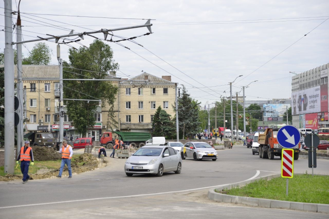 
Выполнение работ по фрезерованию проезжей части по периметру кольцевой развязки на площади Дмитрие Кантемира