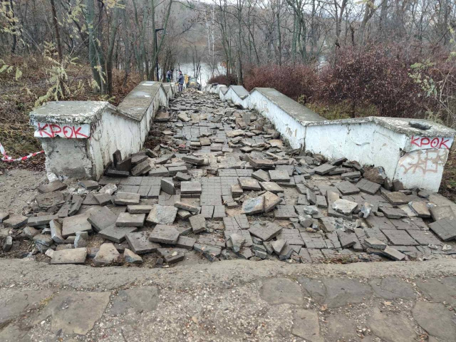 
Ремонт лестницы, ведущей к первому озеру в парке «Валя Трандафирилор»