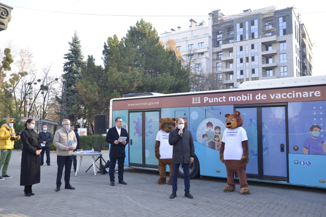 
На площади Национального театра оперы и балета "Мария Биешу" стартовал марафон вакцинации против COVID-19