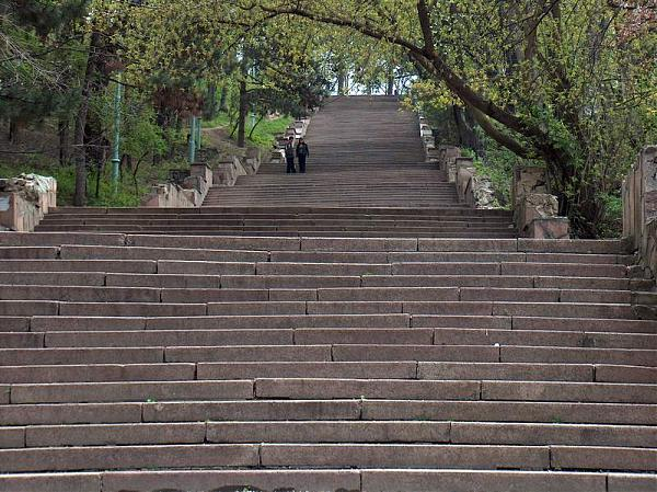 Reconstrucţia scărilor de granit din Parcul „Valea Morilor"