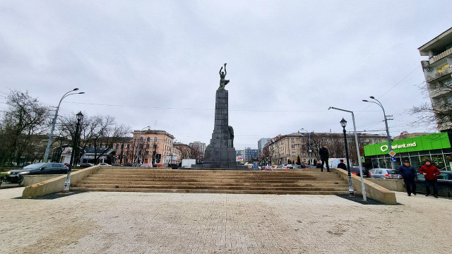 
Выполнение работ по бетонированию зоны возле памятника на пешеходной аллее на бульваре Г. Виеру