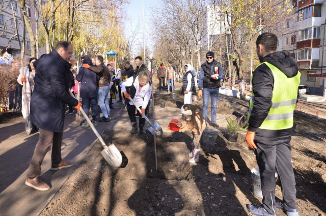 Посадка деревьев на Аллее школьников на бульваре Мирча чел Бэтрын, сектор Чеканы 