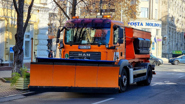  Acțiune de donare a unei autospeciale pentru deszăpezirea străzilor și întreținerea infrastructurii rutiere din partea orașului Viena, Austria, către Primăria municipiului Chișinău (VIDEO)