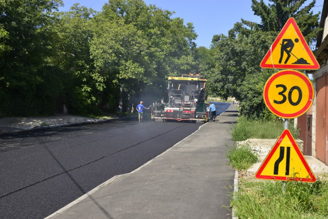 Așternerea stratului de uzură pe strada V. Belinski