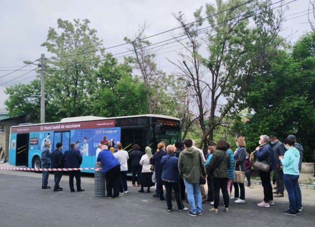 Autobuzul amenajat cu punct mobil pentru vaccinarea antiCOVID-19 a populației municipiului Chișinău a ajuns în orașul Durlești