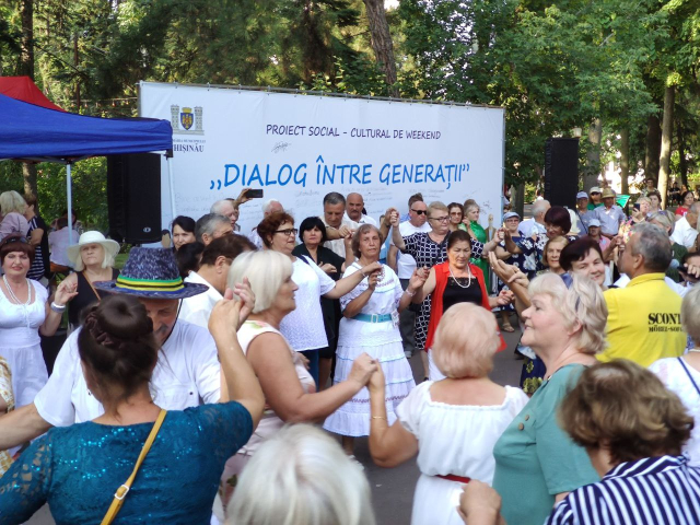 Spectacol muzical în aer liber în Grădina Publică „Ștefan cel Mare și Sfânt”, prezentat de Formația „Cristal” , în cadrul Proiectului socio-cultural de weekend „Dialog între generații” 