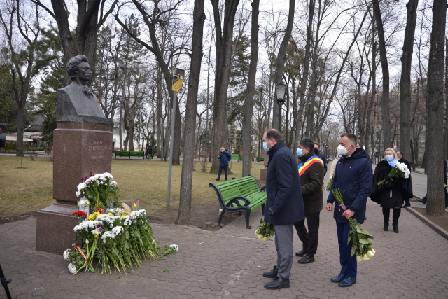 
Возложение цветов к бюсту поэта Михая Эминеску на Аллее классиков