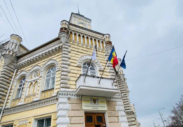 Drapelele de pe clădirea Primăriei au fost arborate în bernă 