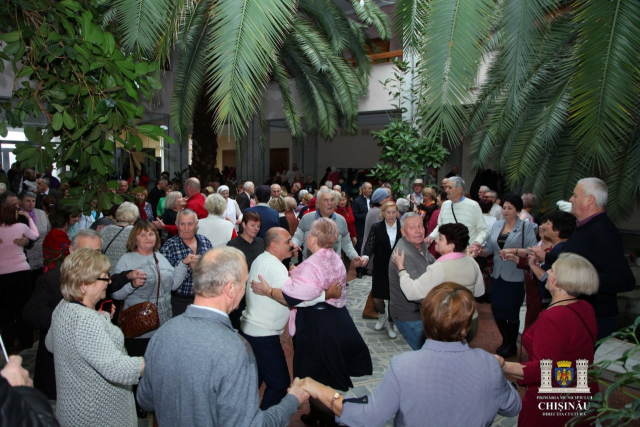 Continuă programul muzical în cadrul proiectul socio-cultural de weekend „Dialog între generații” 