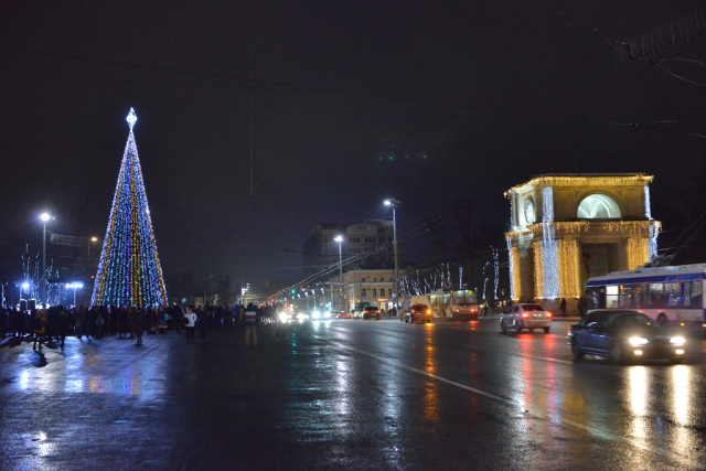 Chişinăul şi-a aprins luminile de sărbătoare şi a inaugurat Pomul de Crăciun